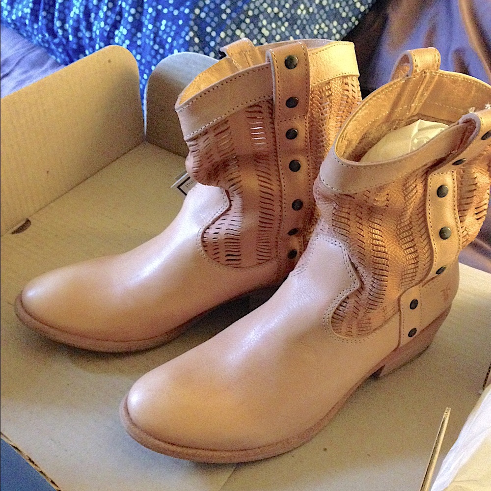 Frye Carson Shortie Studded 5.5 Natural Color NWT